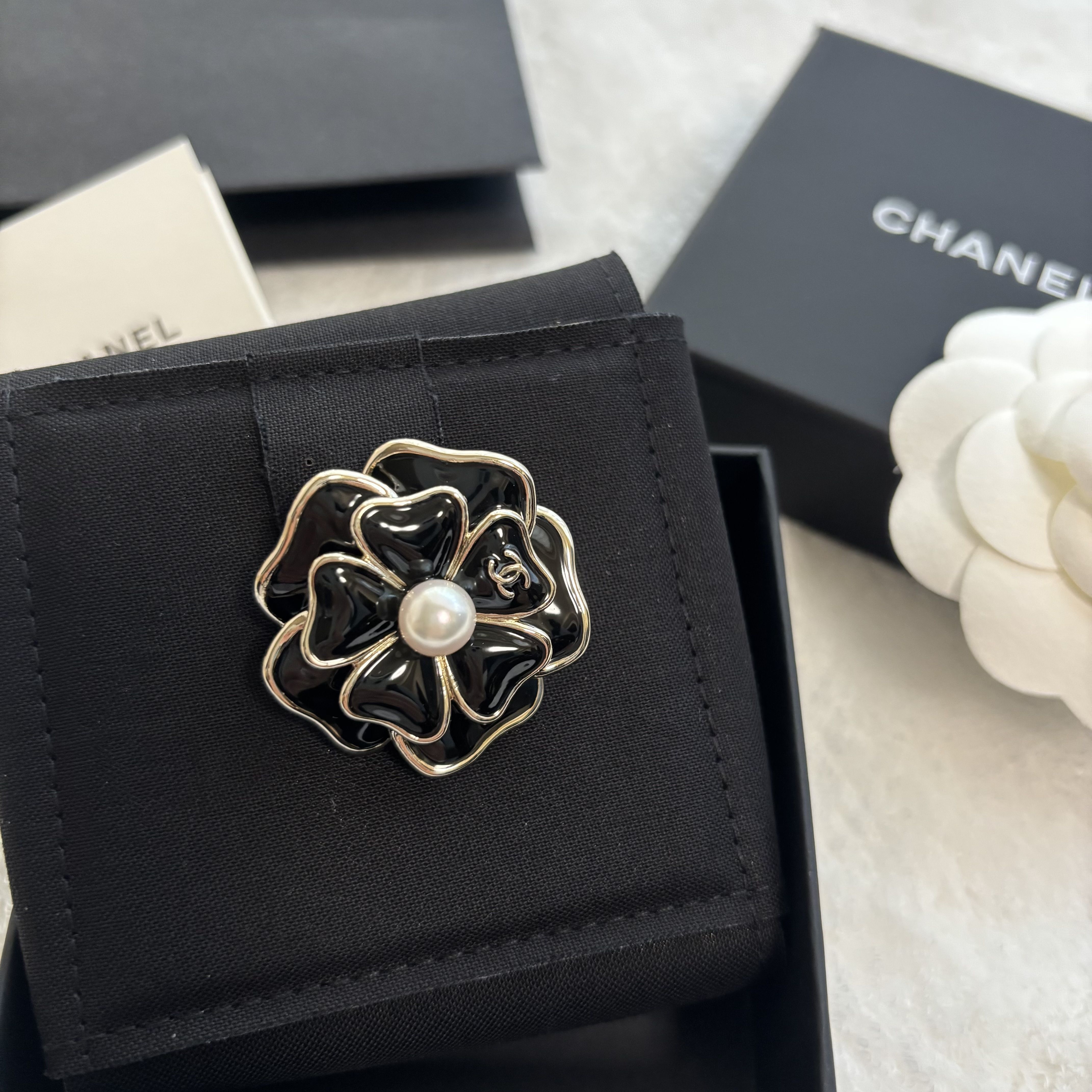 上品なカメリアブローチ【CHANEL】コーデのワンポイントに (CHANEL