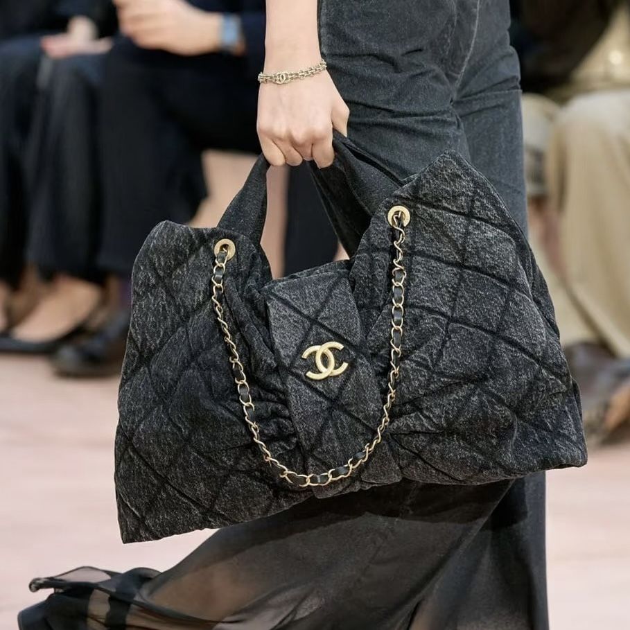可愛いリボン型♪【CHANEL】デニム ショルダーバッグ 25K (CHANEL