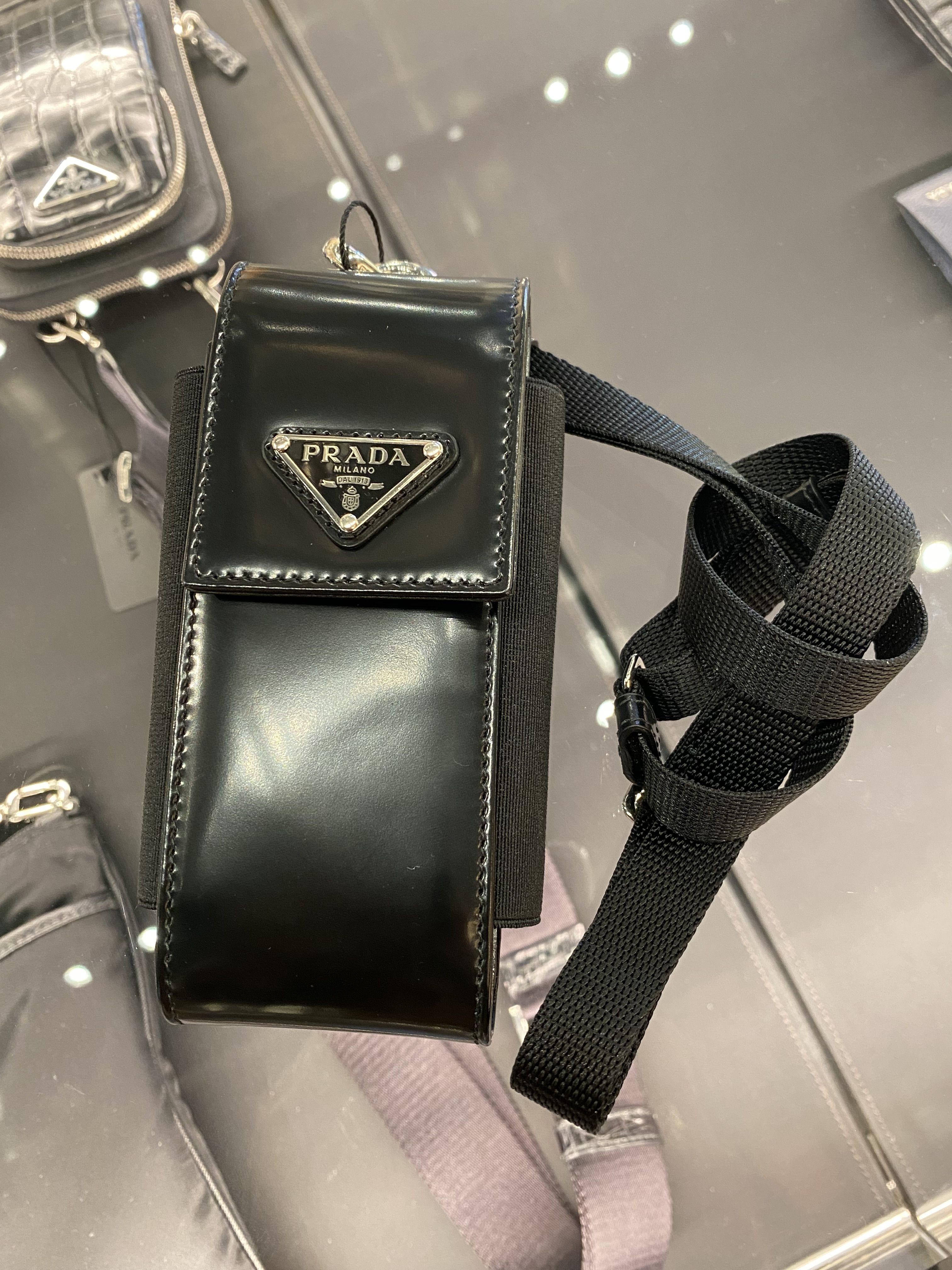 PRADA♪♪三角ロゴ☆ブラッシュドレザースマホケース黒☆2ZT036 (PRADA