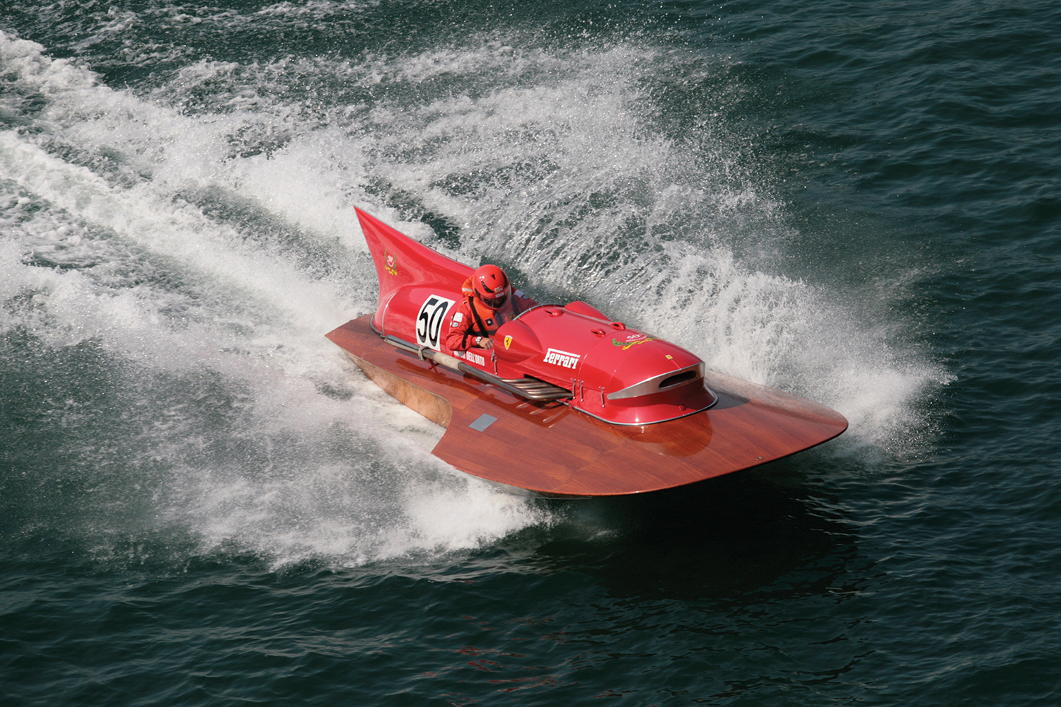 フェラーリやアルファロメオが水上でスピードレースを繰り広げてた1930