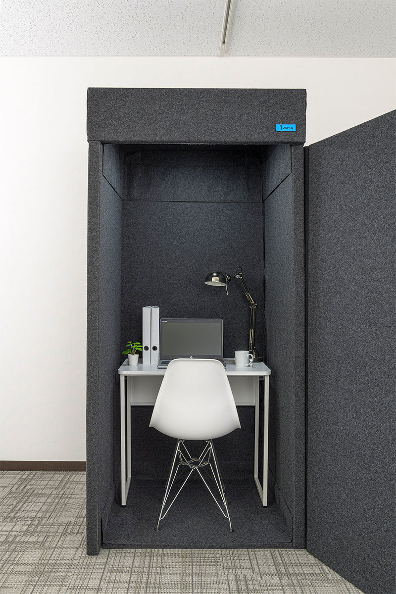 テレワークや1人カラオケなどに使えるボックス型の簡易防音室 | 日経