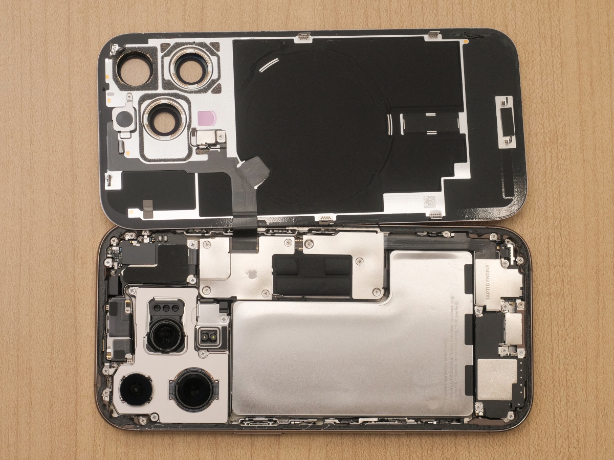 iPhone 16 Pro ジャンク品 / 部品取り・修理用*画面割れ・起動不可