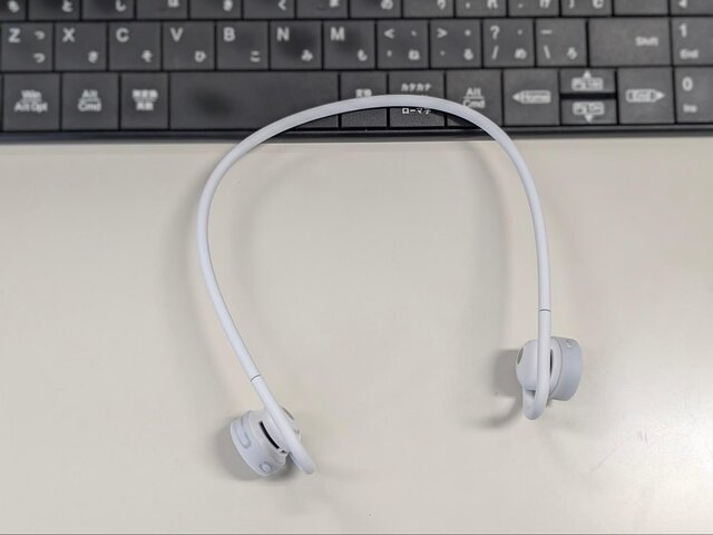 NTTの技術が冴える！ネックバンド型“耳スピーカー”新作「nwm GO」と