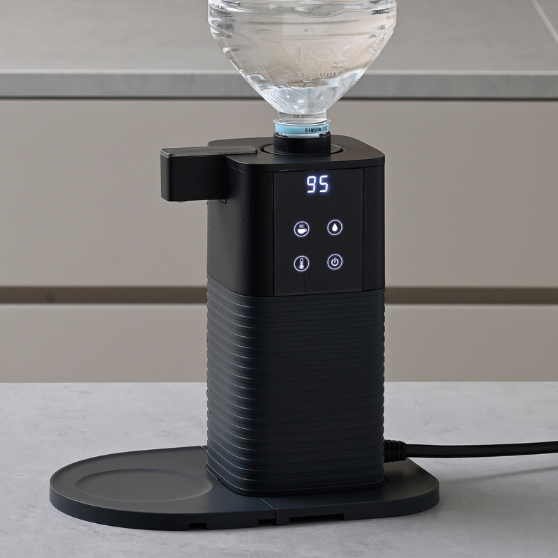 軽量＆ミニサイズ、ペットボトルを取り付けて0.5秒でお湯が！業界初