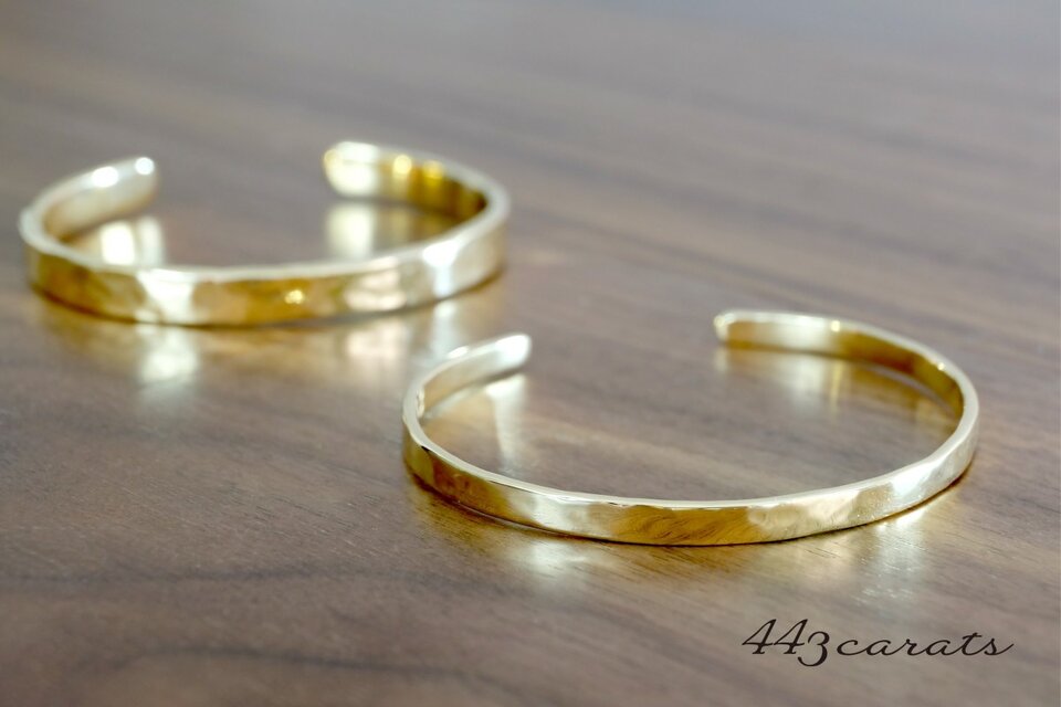 SLIM：K18仕上げゴールド鎚目バングル《刻印OK》 | iichi 日々の暮らし