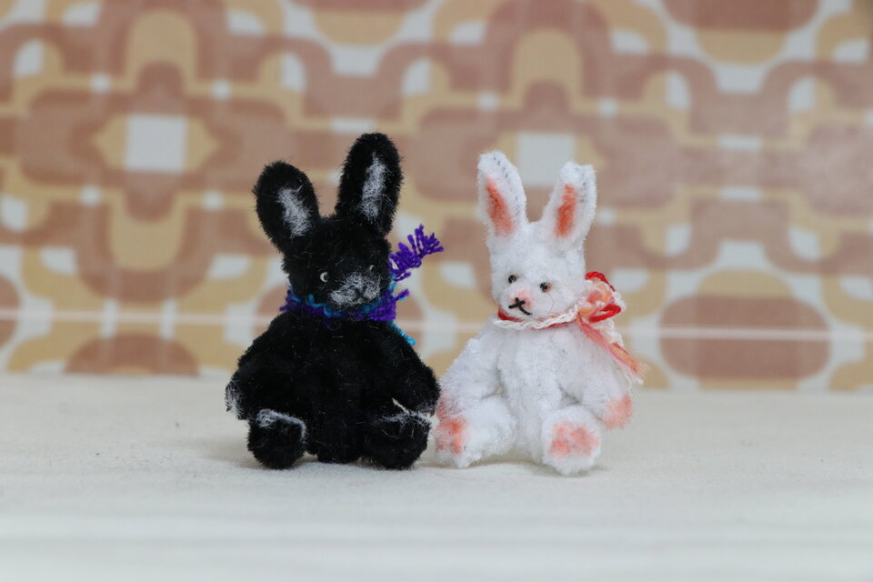 黒いウサギと白いウサギ | iichi 日々の暮らしを心地よくする