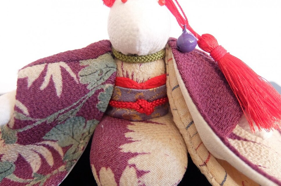 大輪の菊の振袖を着たうさぎさん | iichi 日々の暮らしを心地よくする