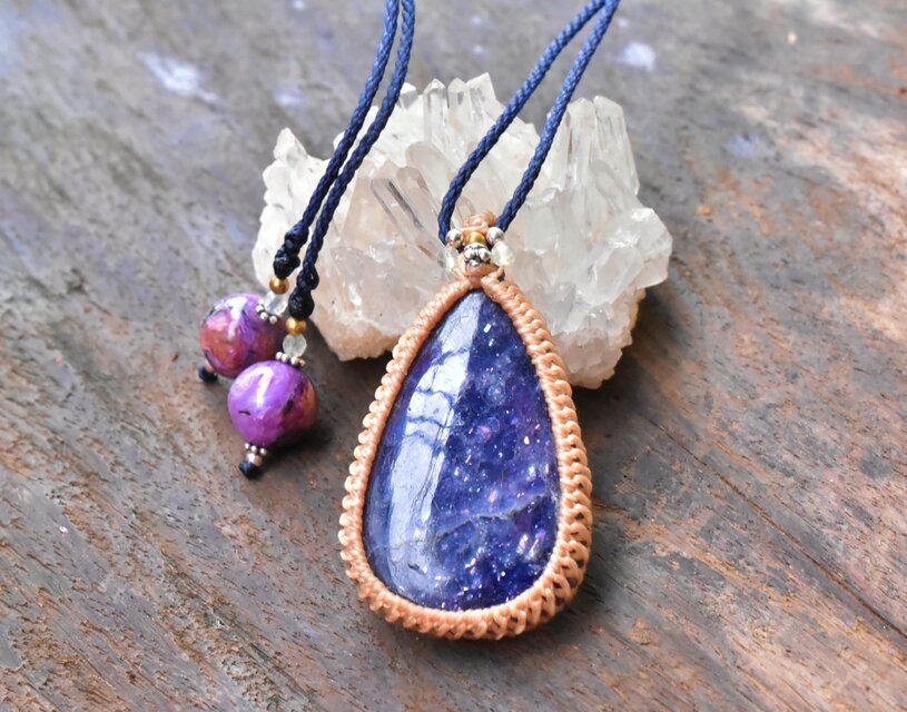 ピンクイリデッセンス☆アイオライトサンストーン マクラメネックレス