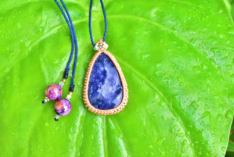 ピンクイリデッセンス☆アイオライトサンストーン マクラメネックレス