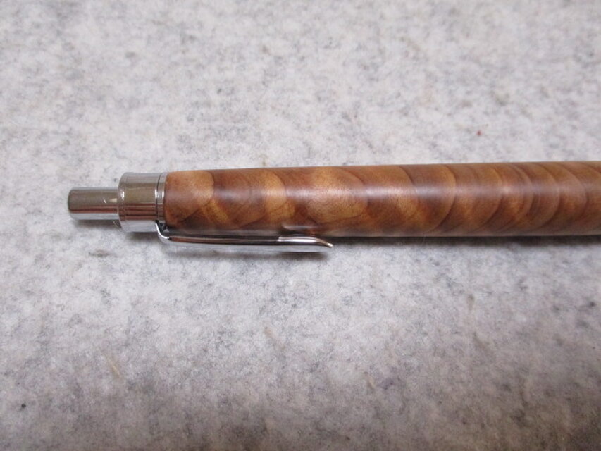 地杉瘤 トラ杢 屋久島産 椿油仕上げ ワンピースタイプの木軸ボールペン