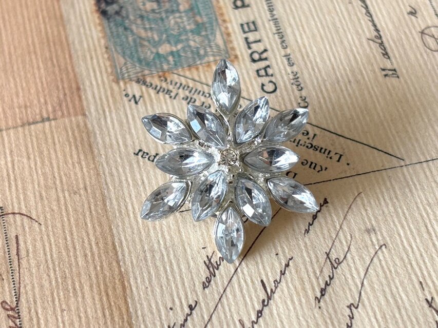 ブローチ ラインストーンの雪の結晶カボション シルバー 氷 冬