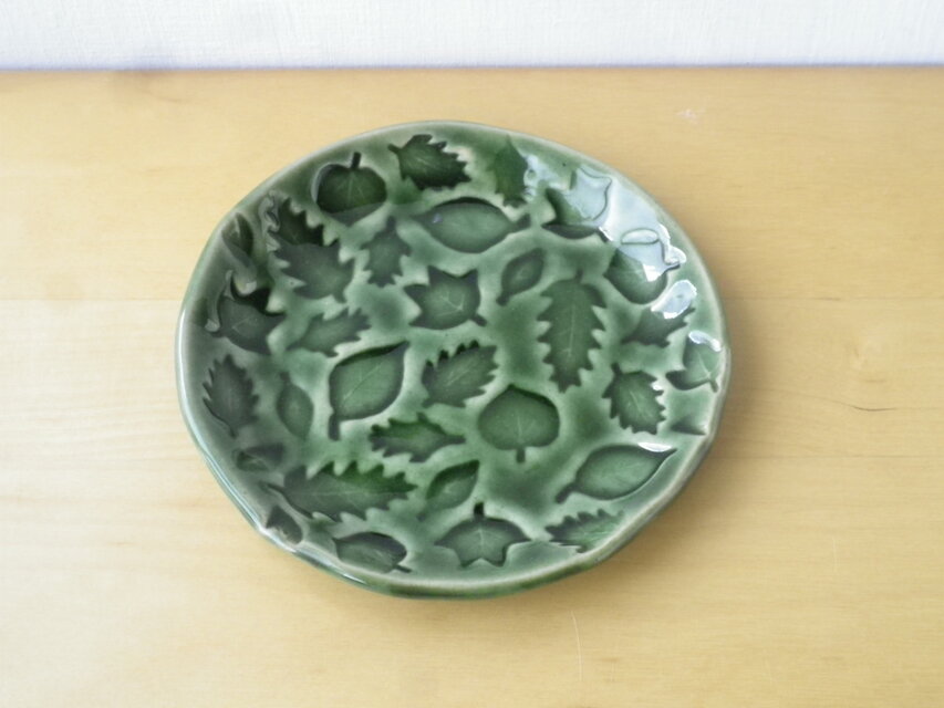 葉っぱ模様の小皿＊緑 | iichi 日々の暮らしを心地よくする