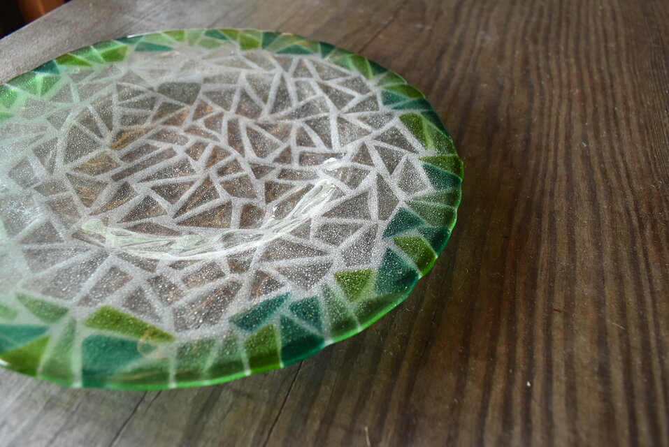 緑色のガラス皿 放射状模様 緑色のガラス皿 放射状模様