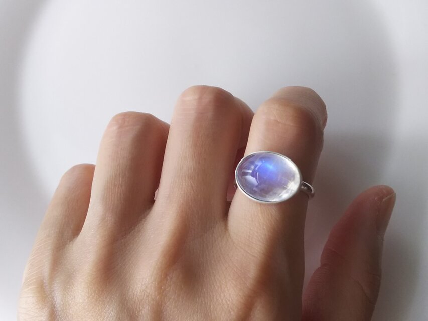 夜明けのリング レインボームーンストーン | iichi 日々の暮らしを