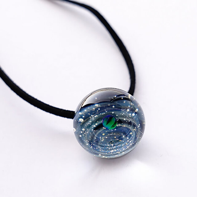 シリウスの世界。04 グリーンオパール入り ガラス ペンダント 星 惑星