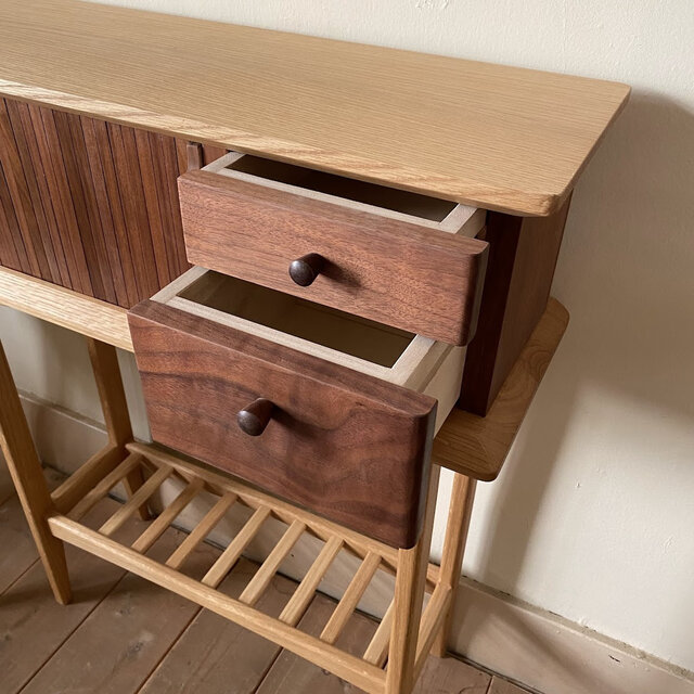 蛇腹扉と小さな引き出し付き収納家具 コンソール「CON」 | iichi 日々