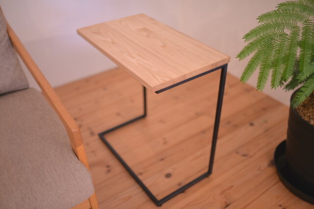 無垢クリ（栗の木）コの字型アイアンサイドテーブル・ナチュラル仕上げ