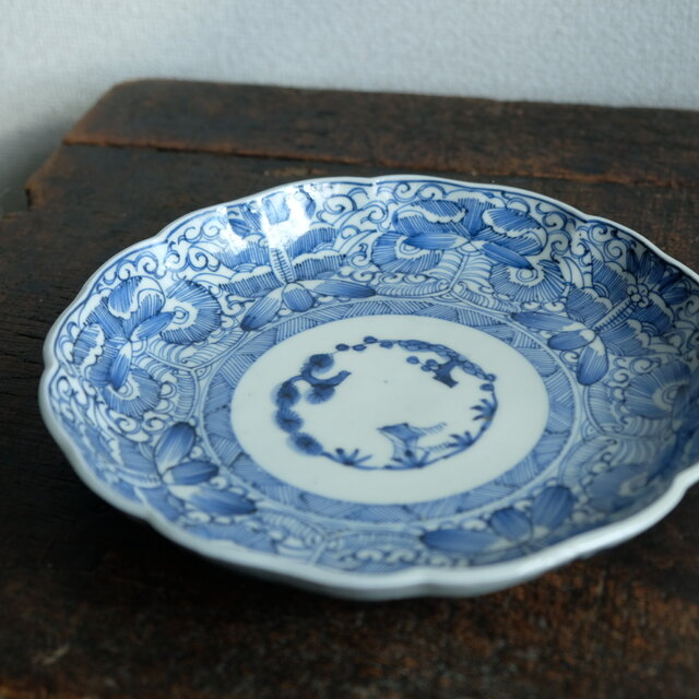 線描きで素敵◇太明成化年製 伊万里 花文染付線描き七寸中皿 骨董