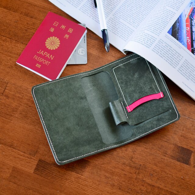 旅の相棒 本革イタリアンレザーのパスポートケース モスグリーン