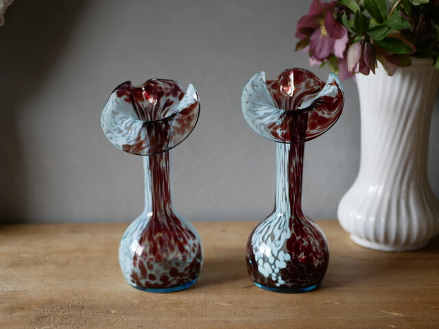 フランスアンティーク オパリンガラス クリシー 大振りのフリル 花瓶