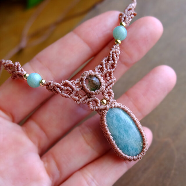 アマゾナイト（ロシア産）・エメラルド（コロンビア産）マクラメ編み