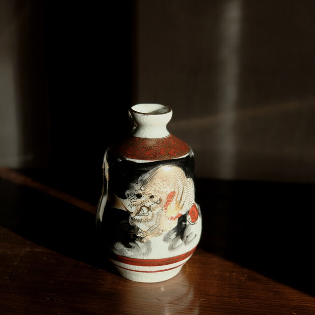 豪快な龍◇黒と金の雲。九谷焼 龍文色絵金彩徳利 酒器 古民家 工芸品