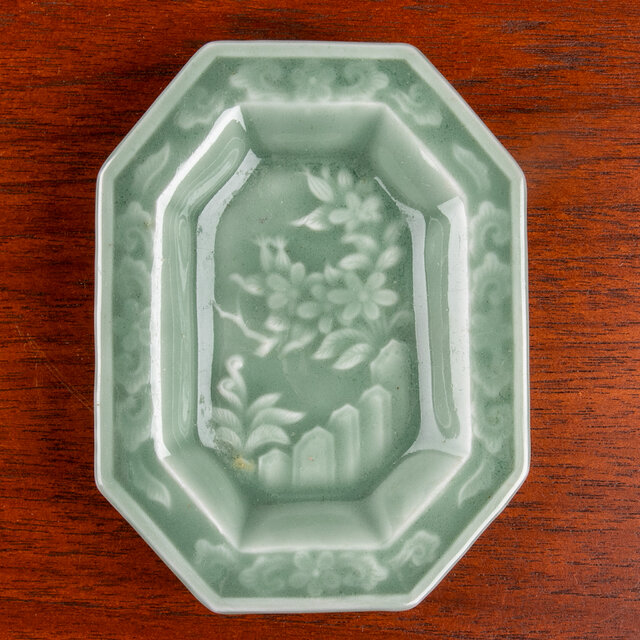 三田青磁 陽刻草花文八角小皿 | iichi 日々の暮らしを心地よくする