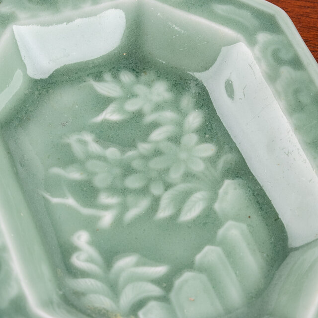 ご成約】三田青磁 陽刻 花蝶文 八角小皿 と 骨董の器 おまとめ ご成約