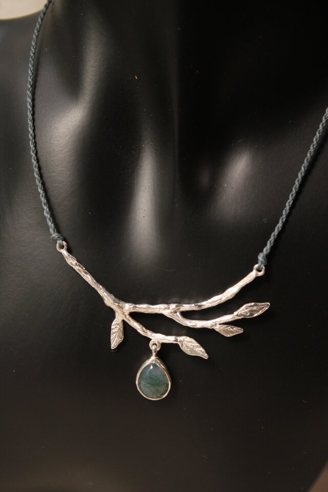 森の賢者が見守る泉』 天然メノウ石のマクラメネックレス