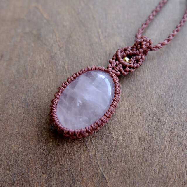 ローズクォーツ（ブラジル産）マクラメ編みペンダントネックレス 1点