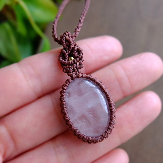 ローズクォーツ（ブラジル産）マクラメ編みペンダントネックレス 1点