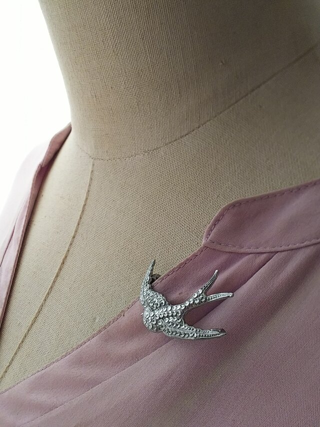 ヴィンテージ マーカサイトのように美しい ツバメのブローチ | iichi