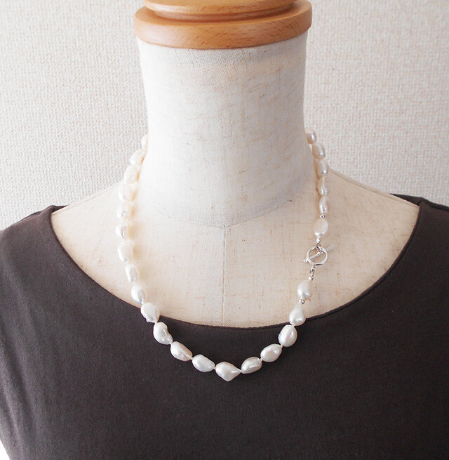 シャイニーホワイトバロック淡水パールのネックレス | iichi 日々の