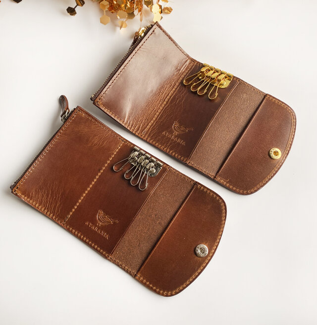 チョコブラウンのファスナーポケット付きキーケース （イタリアン