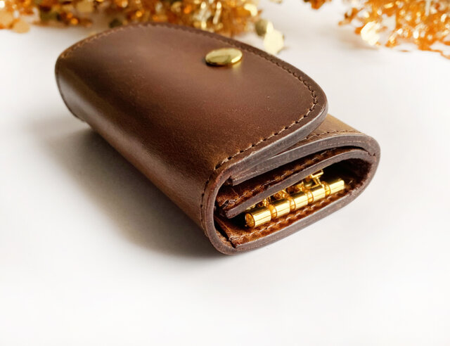 チョコブラウンのファスナーポケット付きキーケース （イタリアン