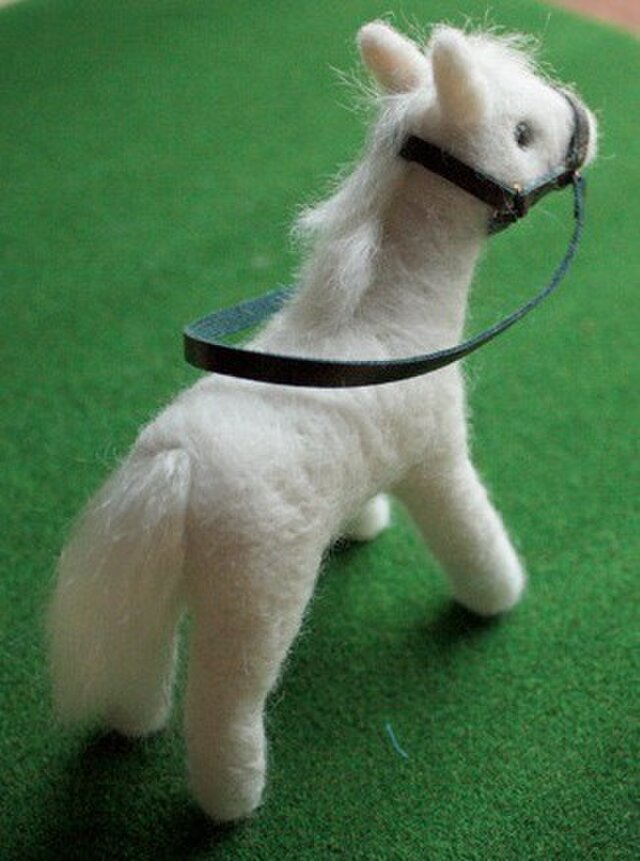 羊毛フェルト 白馬 | iichi 日々の暮らしを心地よくするハンドメイドや