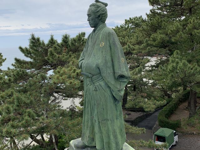 九谷正峰高知名所画手描き色絵金彩色盛り古い大皿坂本龍馬桂浜印銘