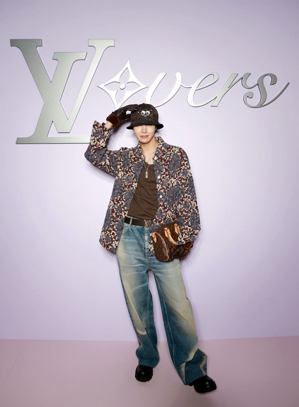 LOUIS VUITTON レザータグ BTS J-HOPE BTS's J-Hope Stars in First