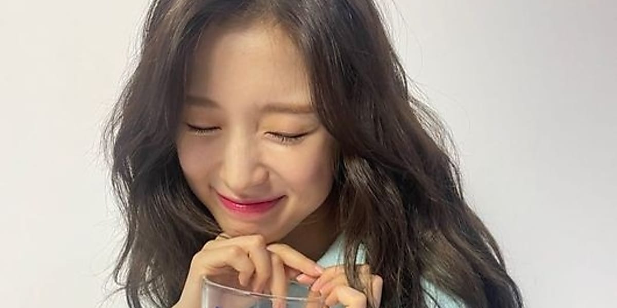 OH MY GIRL アリン、大きな焼酎グラスを持ってスマイル…チャーミングな