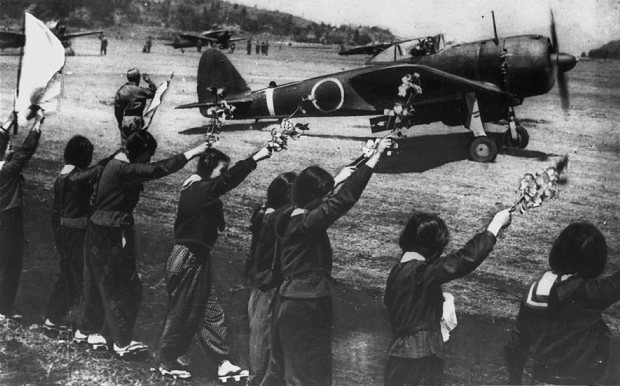 特攻70年：「神風」犠牲4000人 9機に1機だった命中率 | 毎日新聞