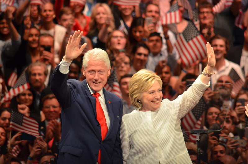 米大統領選：クリントン夫妻の年収10億円 | 毎日新聞