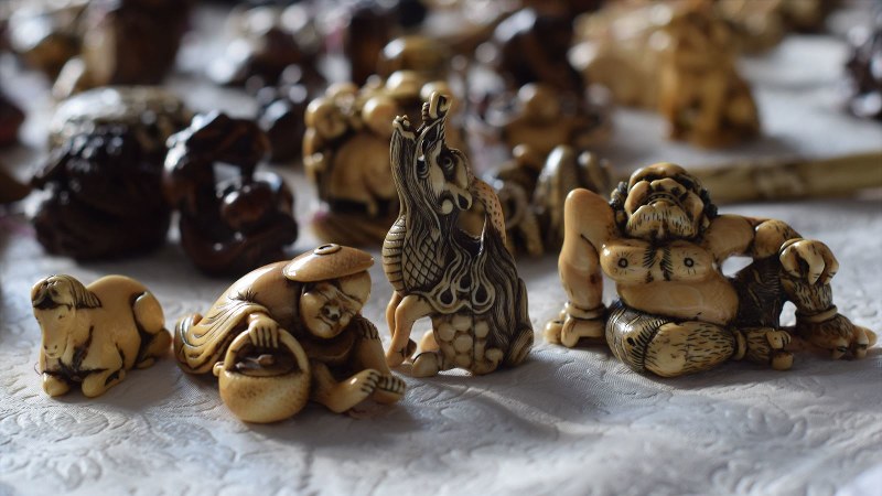 日本美術の魅力を伝えるミニ彫刻「根付」米国で再評価 | 海外特派員