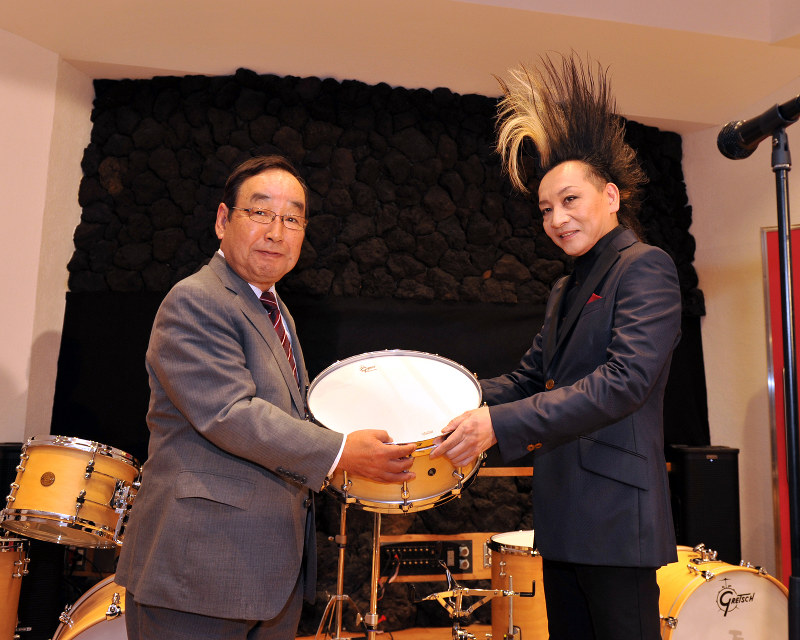 BUCK－TICK：ヤガミさん、ドラムセット寄付 | 毎日新聞