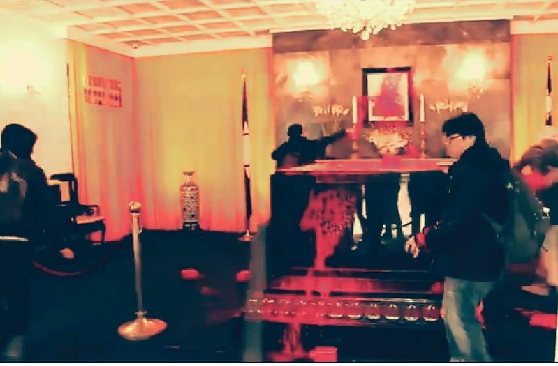 台湾：蒋介石のひつぎにペンキ 独立派、FBで映像公開 | 毎日新聞