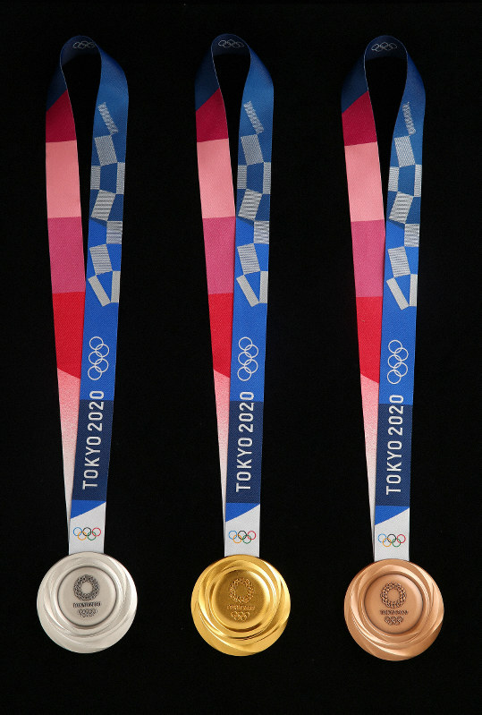 東京五輪 金銀銅のメダルデザイン発表 裏面は光や輝きをテーマ [写真