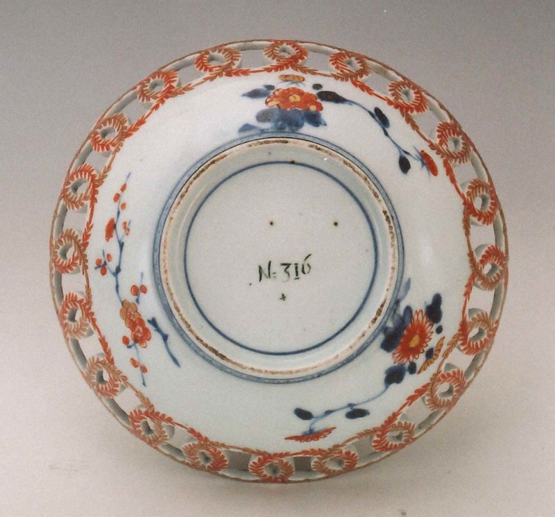 伊万里焼」江戸時代に13枚セットでドイツに輸出 曲折へて日本に