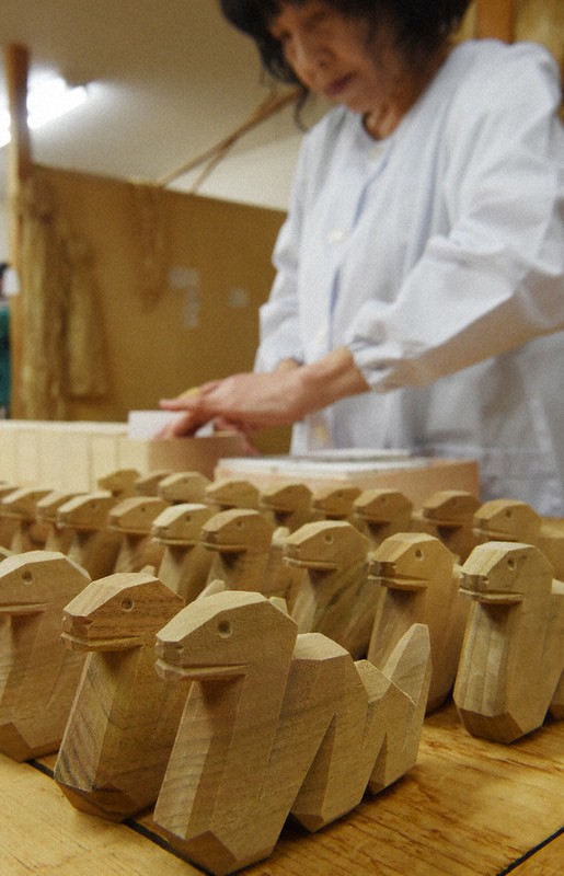 しゅるりと、躍進の1年に 伊勢神宮で「干支守」箱詰め ／三重 | 毎日新聞