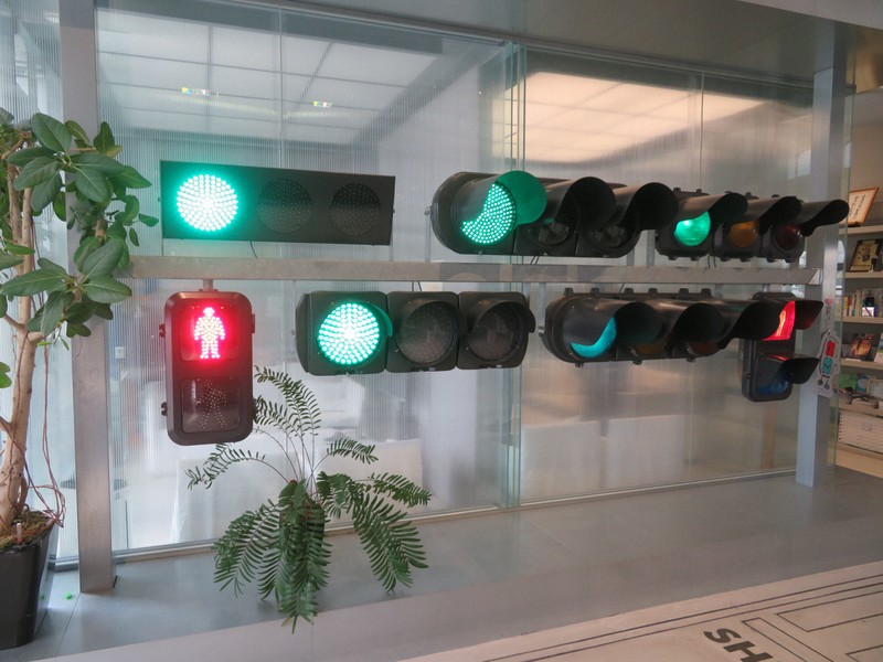 国内生産シェア50％ 信号機メーカーの独自技術が照らす交通安全 | 毎日新聞