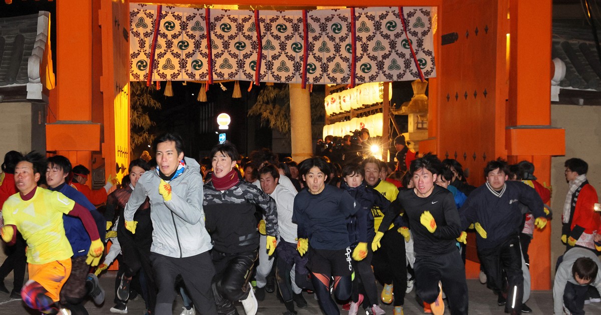 西宮神社の開門神事「福男選び」 [写真特集1/6] | 毎日新聞