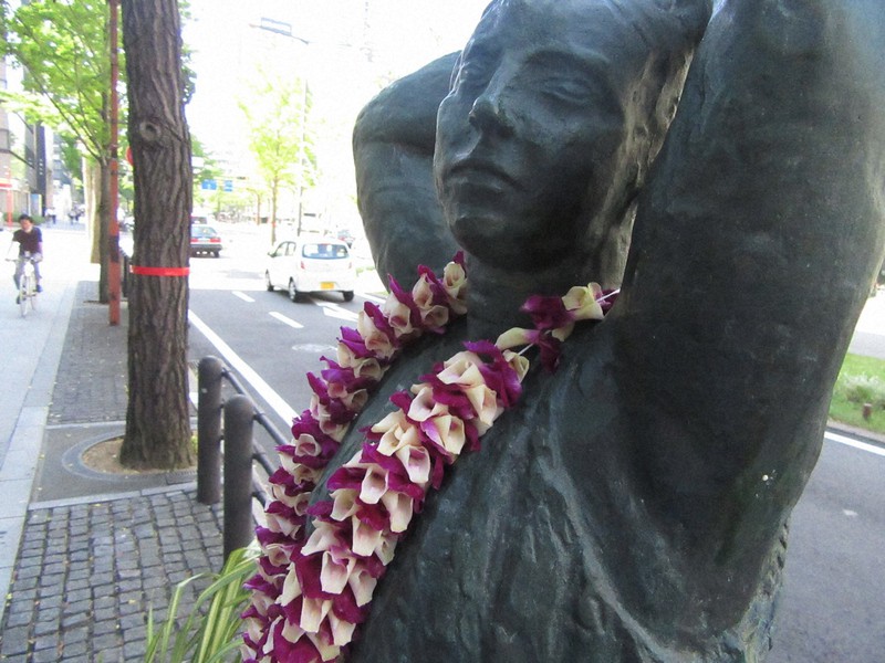 誰が？何のため？大阪・御堂筋の銅像に花飾り 9年ぶりの“事件”に深まる